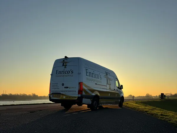 Enrico Janssen in bestelbus